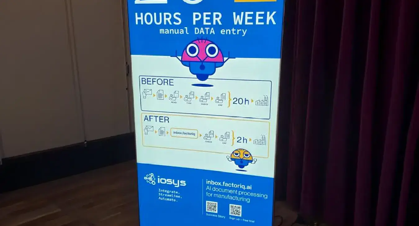 Aufgebautes Messe-Rollup von iosys mit Kernaussage «20 auf 2 Stunden manual DATA entry» und factorIQ-Branding